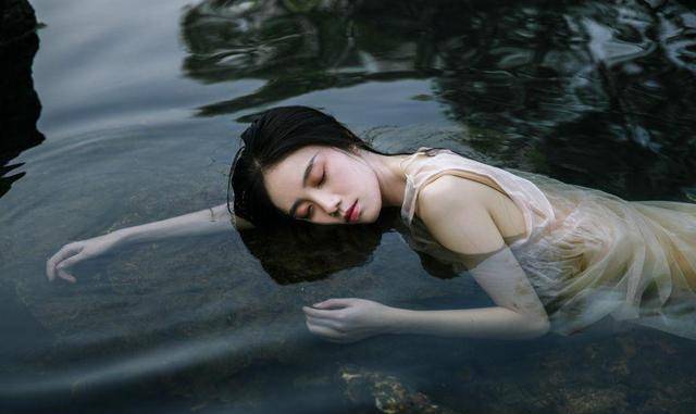 老祖宗说的“男人无毛贵如金，女人有毛混半街”是什么意思？