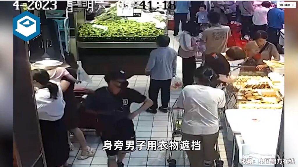 幼儿戴金手镯遭小偷尾随3秒，手镯瞬间失踪