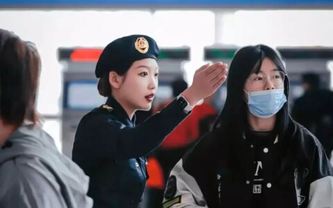 综合行政执法队女子巡逻队亮相杭州西站