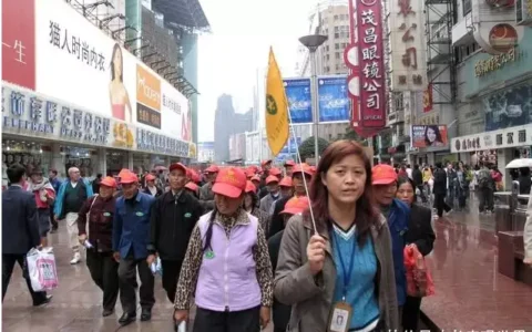 廉价旅游团：让游客蹲在马路边吃饭，被香港人鄙视为乞丐团