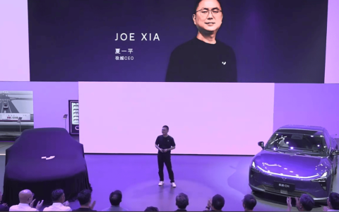 阔别四年，极越汽车机器人以极越智美 越来越AI主题亮相北京车展