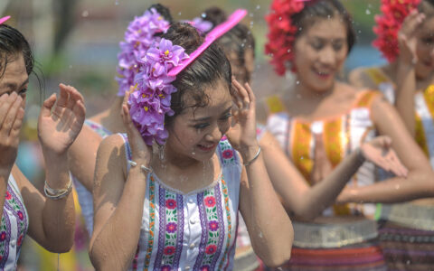 云南泼水节首日旅游收入预计突破5.3亿元，欢庆活动吸引众多游客