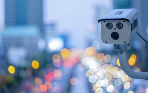 潮评丨1人控制18万个摄像头，谁是被围观的“楚门”？