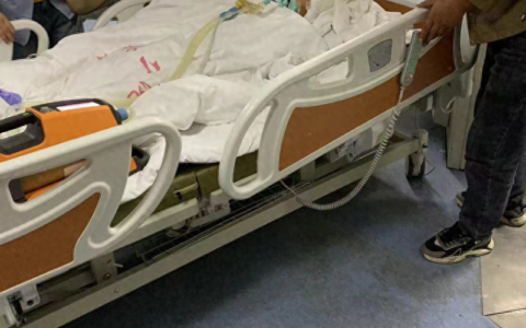 “山西一奔驰女司机碾压儿童后驶离”后续 重伤儿童家属：医院已下达病危通知书，半月过去事故认定书仍未出具