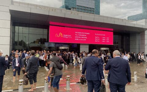 强降雨致迪拜机场被淹，当地中国人：航班延误超24小时，去过的商场都在漏水