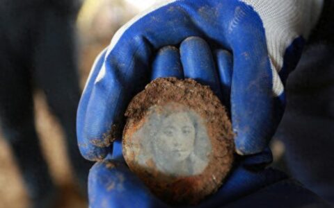 抗战烈士墓发现年轻女子照片，河北当地将开展烈士寻亲工作