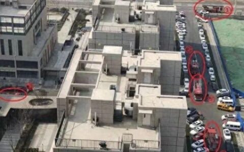 “消防车，有5辆车就堵在外面，进不来……”
