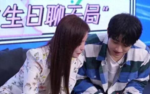 笑坏了！金莎和小19岁男友见家长，公婆两个动作表态度，网友：像