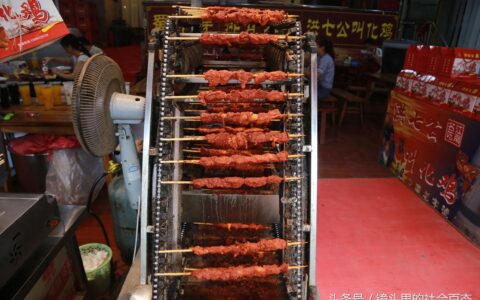 史上最牛自动烤串机 朋友聚餐烤羊肉吃到嗨