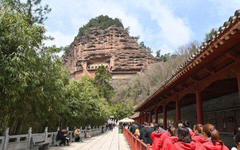 甘肃天水官方麻辣烫摊位火爆，日销高达5万元，掀起地方美食热潮
