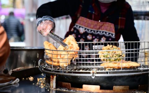 街头爆火小吃背后的秘密：自制美食如何征服味蕾与人心？