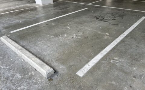 男子自创停车位：方便还是违规？城市停车乱象再引关注