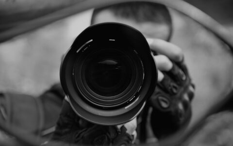 适马与腾龙RF镜头发布：摄影界的新里程碑？