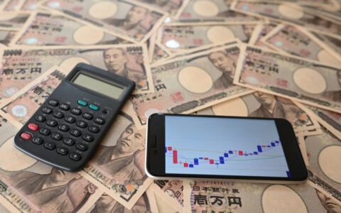 日元兑美元汇率大幅下跌，金融市场波动加剧