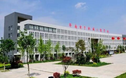 醉汉戏弄女同学，男生帮忙遭掐脖，反击致对方倒地后被刑拘