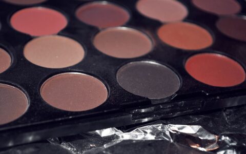 日本花王宣布召回部分眼影产品，质量安全问题引发关注