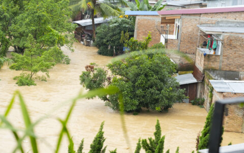 阿富汗多省遭遇罕见洪水灾害，救援行动紧急展开