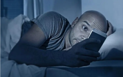 睡前玩8分钟手机身体兴奋1小时