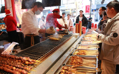 小吃的力量：一道美食如何点亮整座城市