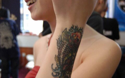 纹身的诗意：女性与艺术的交融