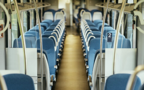 买下铺，与人分享：一次火车上的温暖邂逅