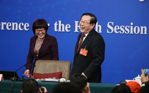 男子找不到球鞋求助妻子：生活中的小确幸与微妙情感