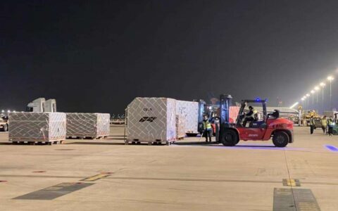 F1重返上海 东航完成438吨F1赛车及设备抵沪参赛