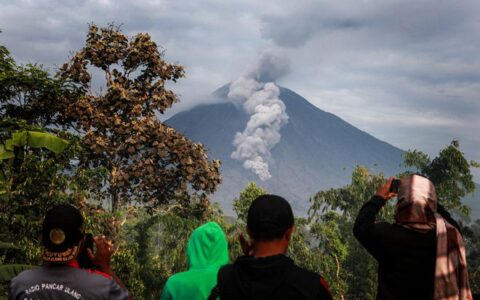 （国际）印尼塞梅鲁火山持续喷发