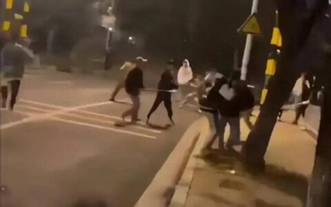 湖南长沙街头大规模械斗，有女孩穿睡衣围观，原因令人“毁三观”