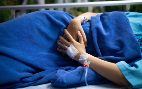 男子后背痛，苦扛一夜无果，就医时病危转入ICU，家属决定卖房