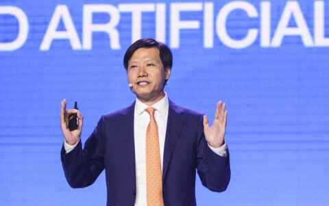 雷军豪言：小米对手是苹果华为，底气何在？