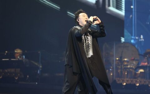 陈奕迅演唱会座无虚席，连唱30首歌冷门曲偏多，甘比舒淇兴奋狂呼