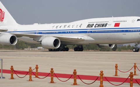 中方专机抵达巴黎，法国总理亲自接机