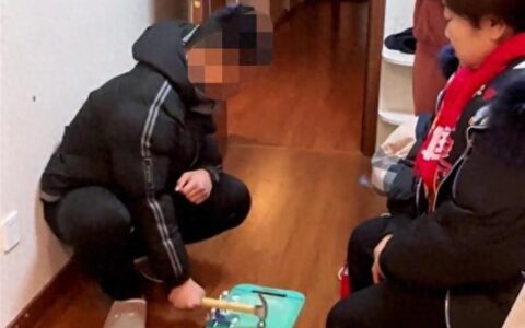 教育博主“砸玩具”式粗暴家访引争议，当地教育局介入调查