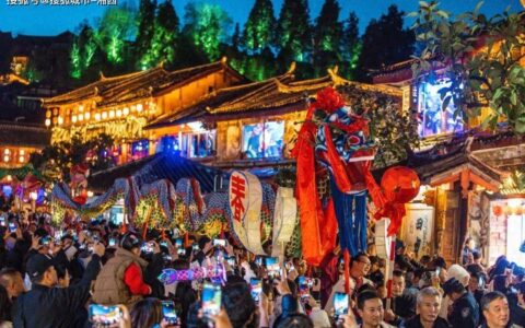 丽江古城浪漫元宵夜，此景只应天上有！
