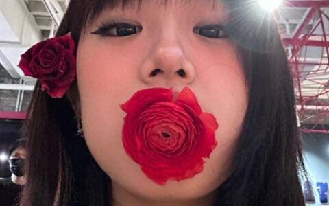 18岁梧桐妹在脸上玩刺青，新造型又惹争议，不过绘画作品很不错