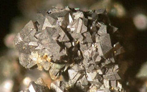 放话驱逐我外交官后，菲律宾喊话中国投资矿产，并搬出美英加抬价