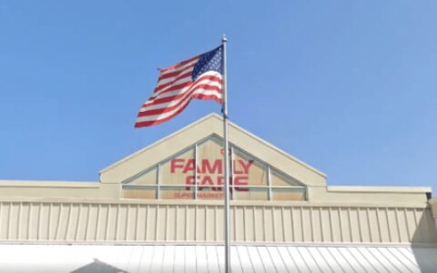 美国女子居然住在”超市招牌”里！超小空间还有电脑咖啡机