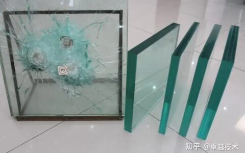 男子电梯内搬运玻璃险被割喉，违规操作有风险！