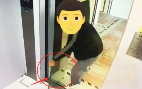 危险！男子用玻璃挡住电梯门，运行后电梯瞬间受损变形…..