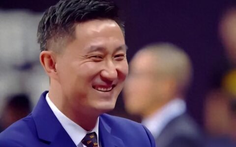 恭喜！易建联喜提新车，现场试驾，车企老总亲自陪同，引球迷围观