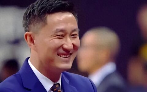 恭喜！易建联喜提新车，车企老总亲自陪同，现场试驾，引球迷围观