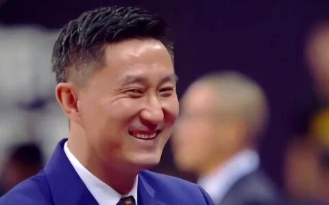 原创
            易建联喜提新车，现场试驾引球迷围观