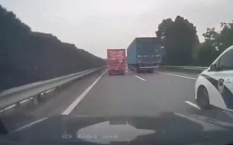 警车高速上疑因小车未让道将其逼停，荆州警方：两便衣男子系在职民警，正调查