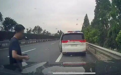 警车疑因未被让道逼停私家车，警车上两男子身份确认：均在职