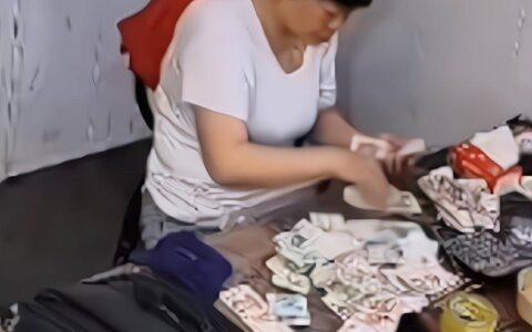 女子店内数钱突然刮来大风，眼睁睁看着钱被刮走，丈夫反应亮了