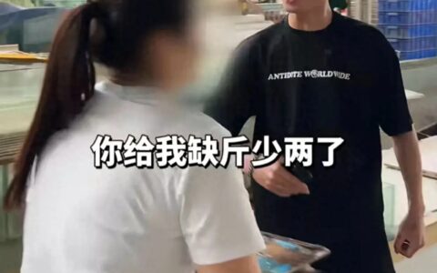 闹大了！连云港海鲜商家少秤，市场管理硬抢手机删视频，警方沉默