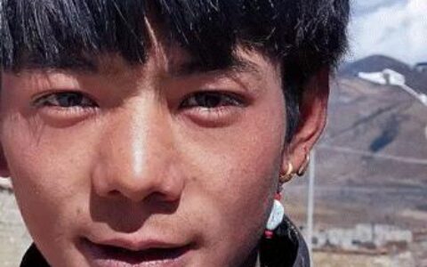 抖音“藏族帅哥”刚火3天就翻车？！粉丝打赏多才能加微信，竖中指旧照流出……