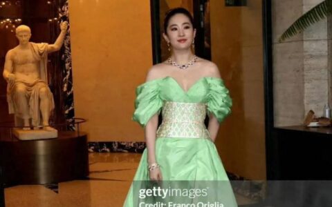 刘亦菲身材引热议！溜肩脑袋大、肥胖又臃肿，更是把舒淇挤到耸肩