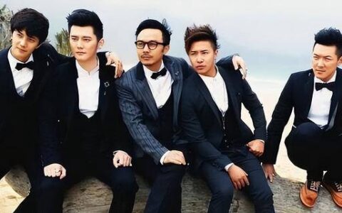 原创
            欧弟第三次当爸爸，女友怀孕5个月，前妻新恋情不断，欧弟回应！